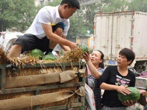 辉县吃瓜卖衣服